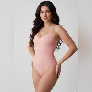 Pinsy‎ Spaghetti V-neck shapesuit cheeky lilac size M